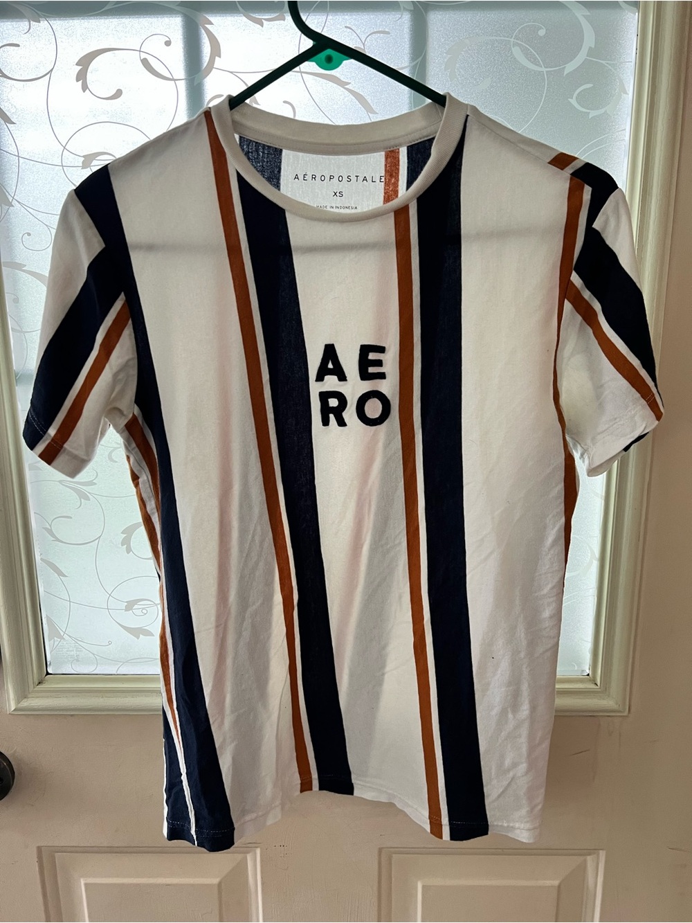 Aeropostale AERO vertical stripe graphic tee in XS. 💯 cotton.
